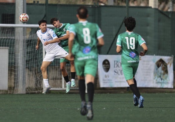 Viti cabecea el balón presionado por un rival del Balsamaiso en La Estrella.