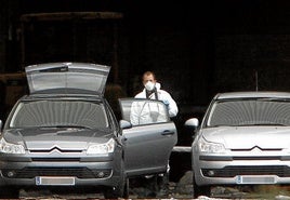 Vehículos policiales en el Ecoparque tras el descubrimiento de un cadáver en 2008