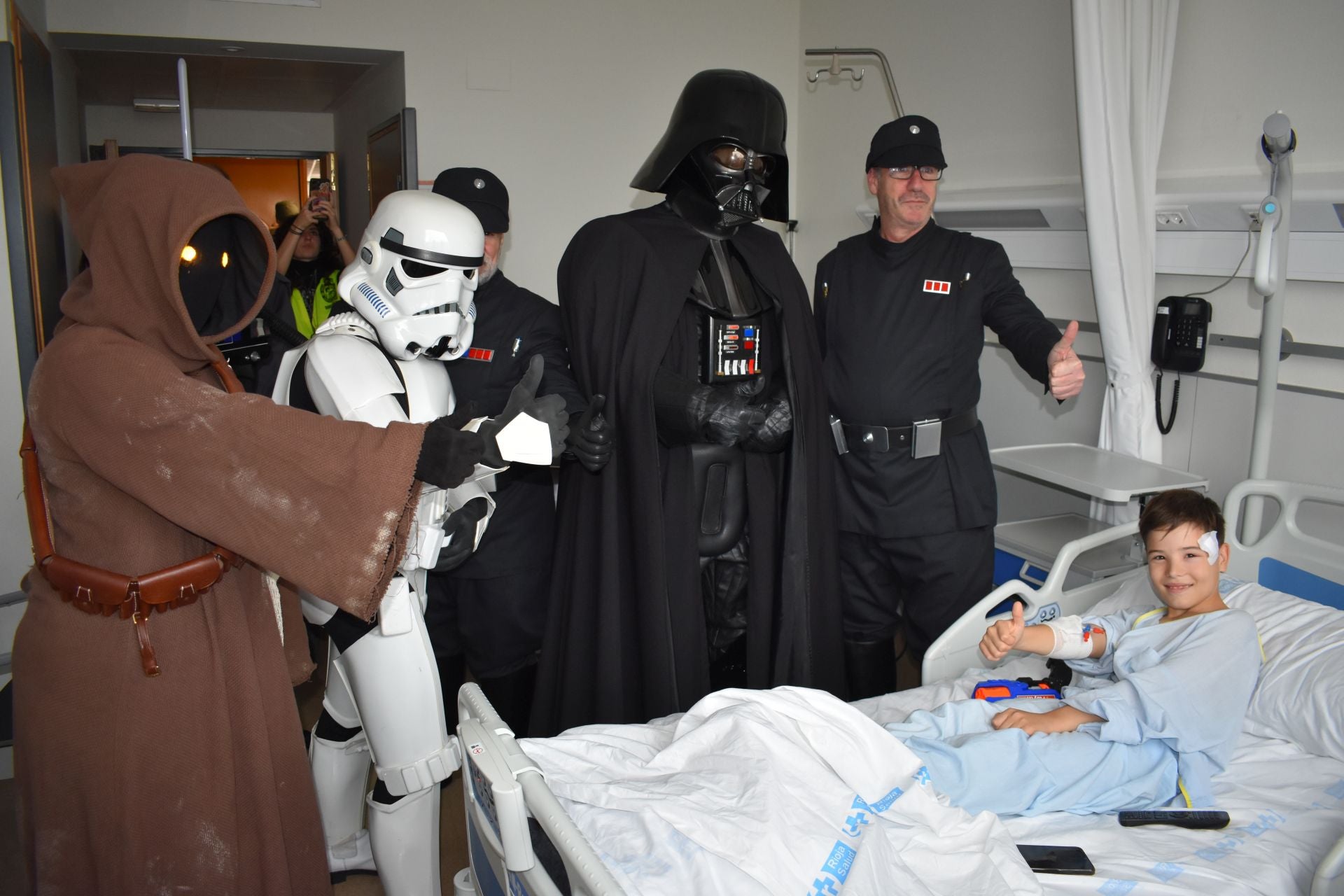 Los personajes de Star Wars visitan el Hospital de Calahorra