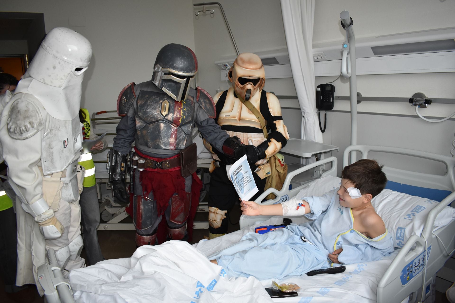 Los personajes de Star Wars visitan el Hospital de Calahorra