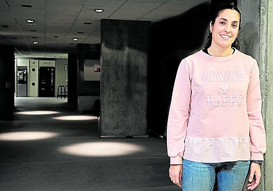 Patricia Lorente posa en el interior del Edificio de Federaciones.
