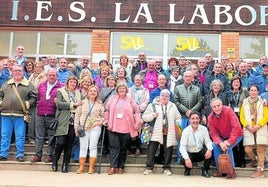 Reunión de antiguos alumnos y profesores de la Universidad Laboral en la entrada del IES La Laboral, en una jornada celebrada del pasado 16 de noviembre.