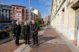 María Ángeles Matute, la presidenta de la asociación, entre uno de los vocales de la junta, Jesús Pascual (derecha) y el anterior presidente, Antonio Pujades (izquierda), frente a la sede de la asociación.