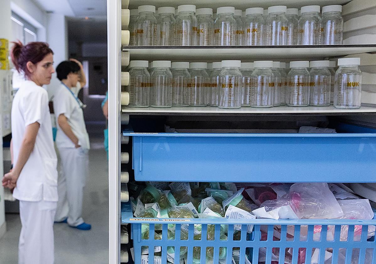 Personal de la Unidad de Neonatos del San Pedro, junto a las estanterías del material utilizado en el servicio.