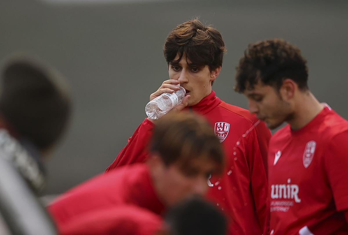 Marc Fernández bebe agua en un receso de la sesión.