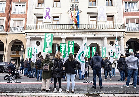 Imagen del pasado mes de noviembre de la concentración de empleados públicos ante la Delegación del Gobierno en defensa del mantenimiento de la atención sanitaria privada a través de Muface