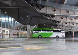 Un autobús metropolitano, en la estación de autobuses de Logroño.