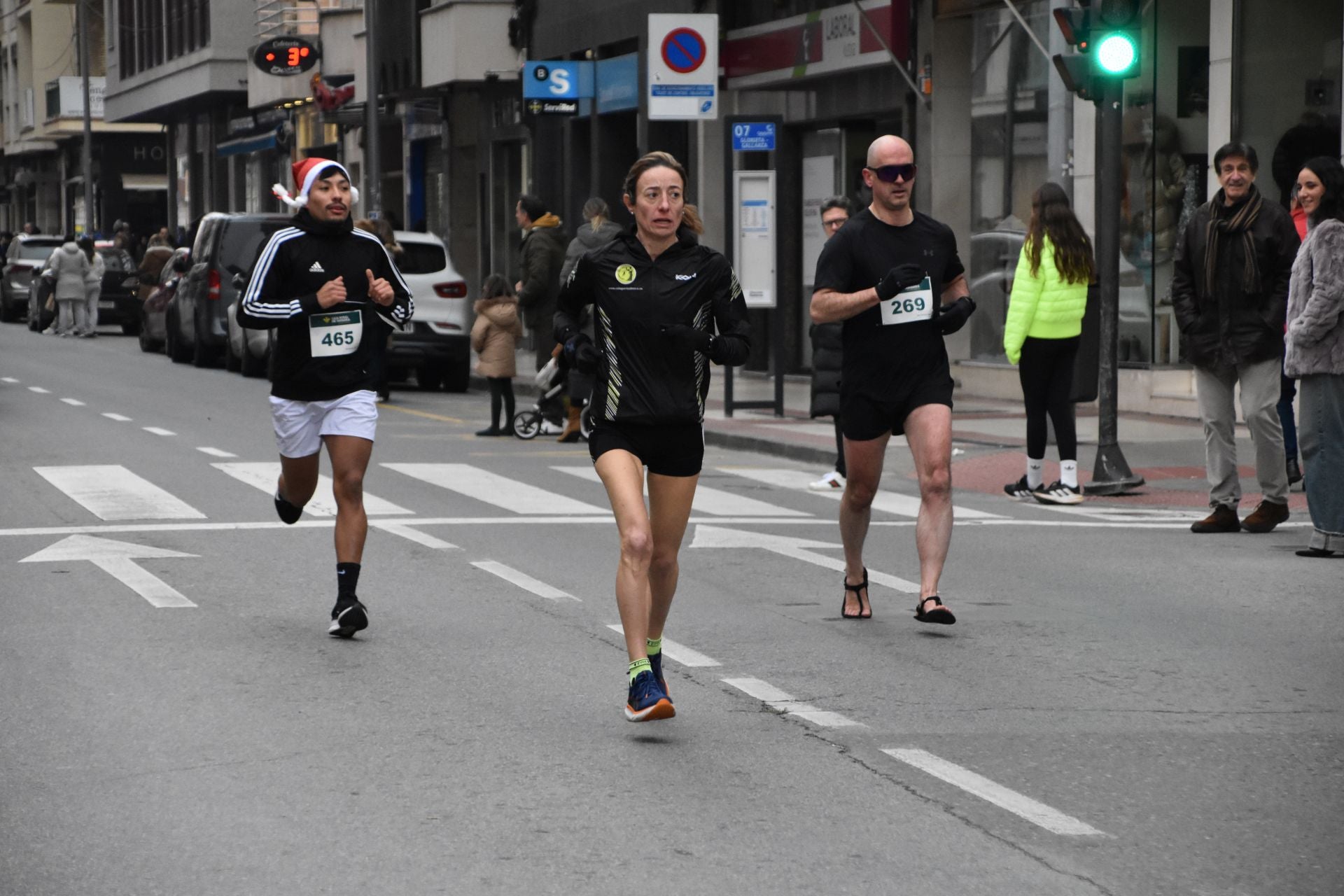 Los calagurritanos disfrutan la San Silvestre en la calle