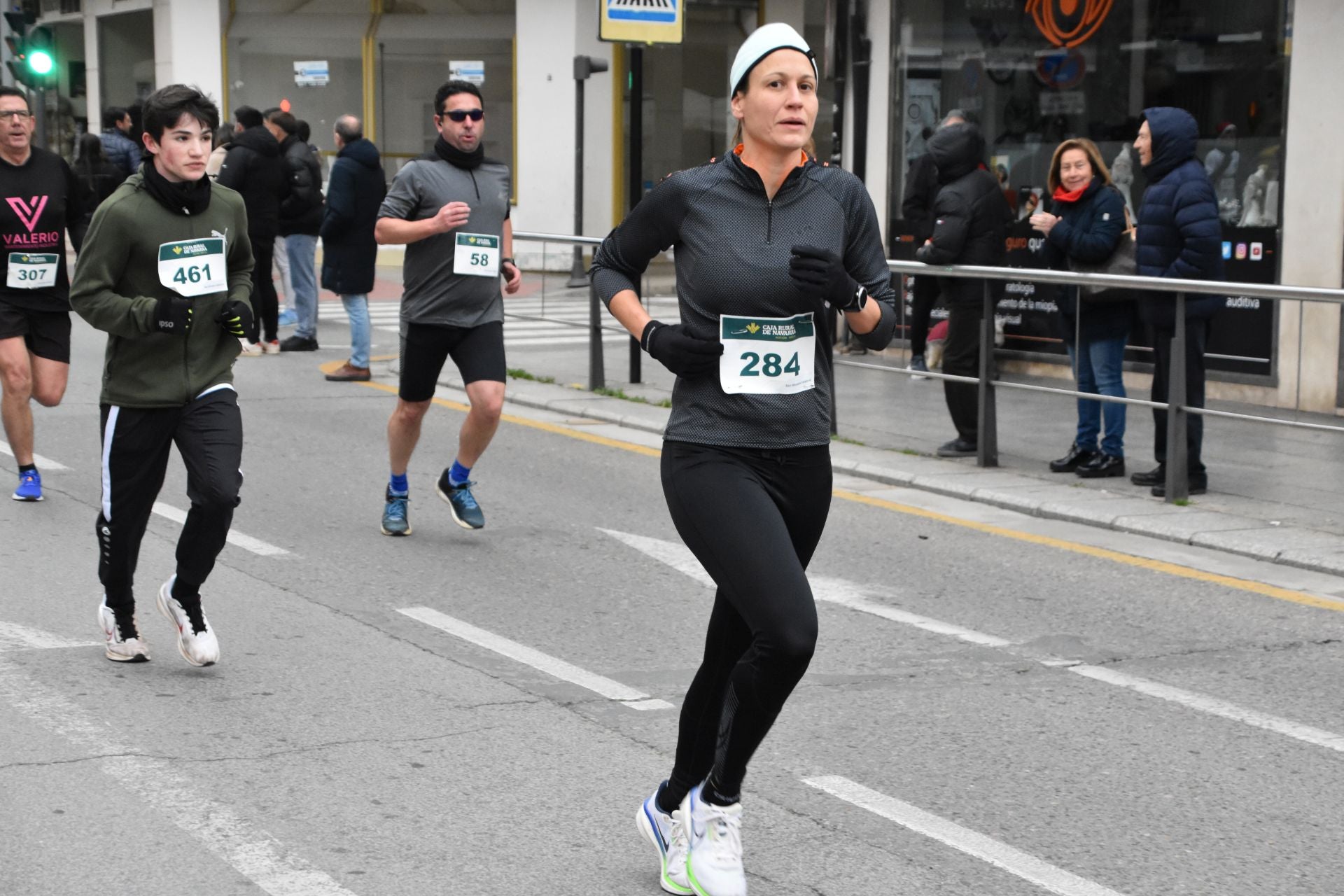 Los calagurritanos disfrutan la San Silvestre en la calle