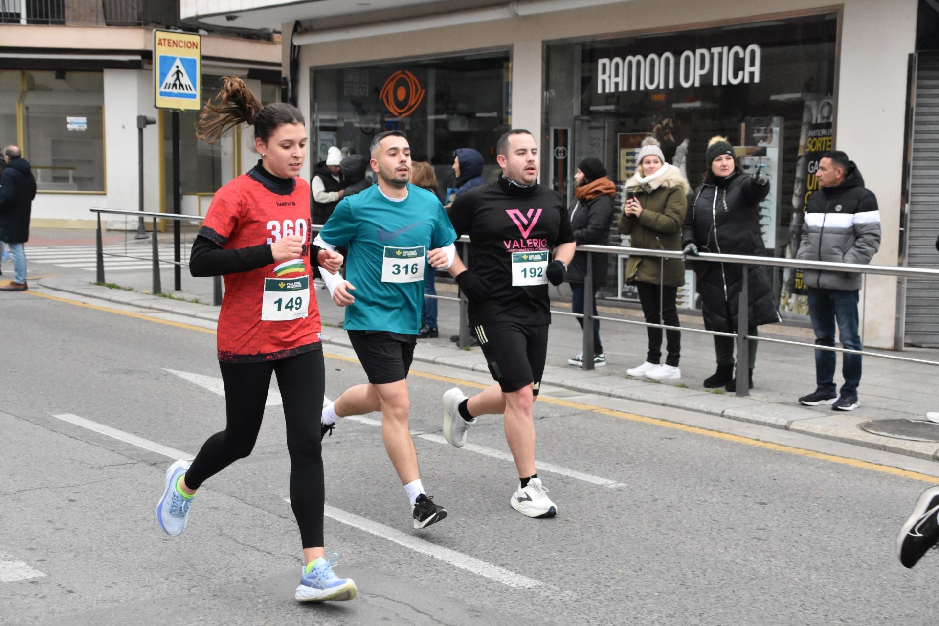 Los calagurritanos disfrutan la San Silvestre en la calle