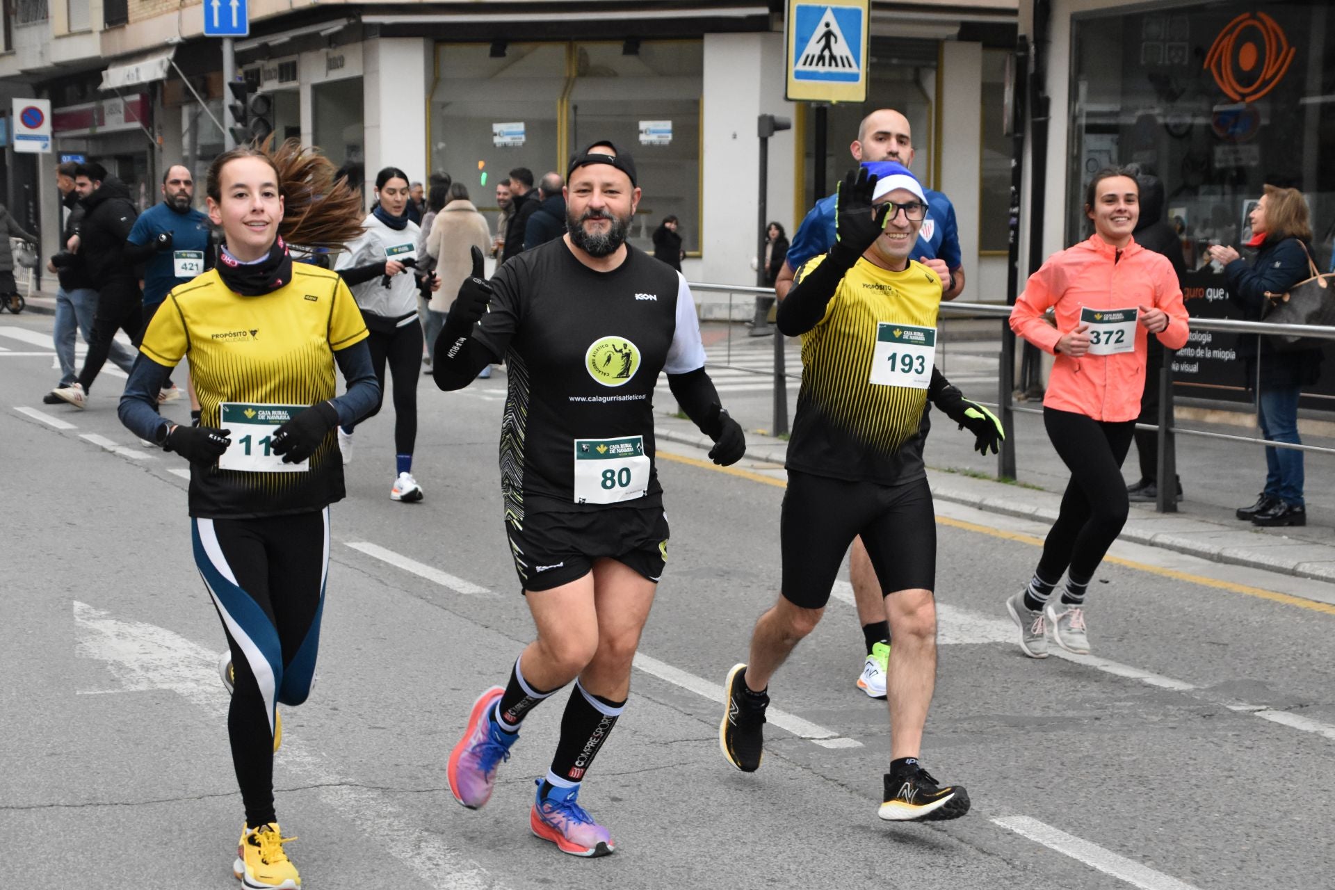 Los calagurritanos disfrutan la San Silvestre en la calle