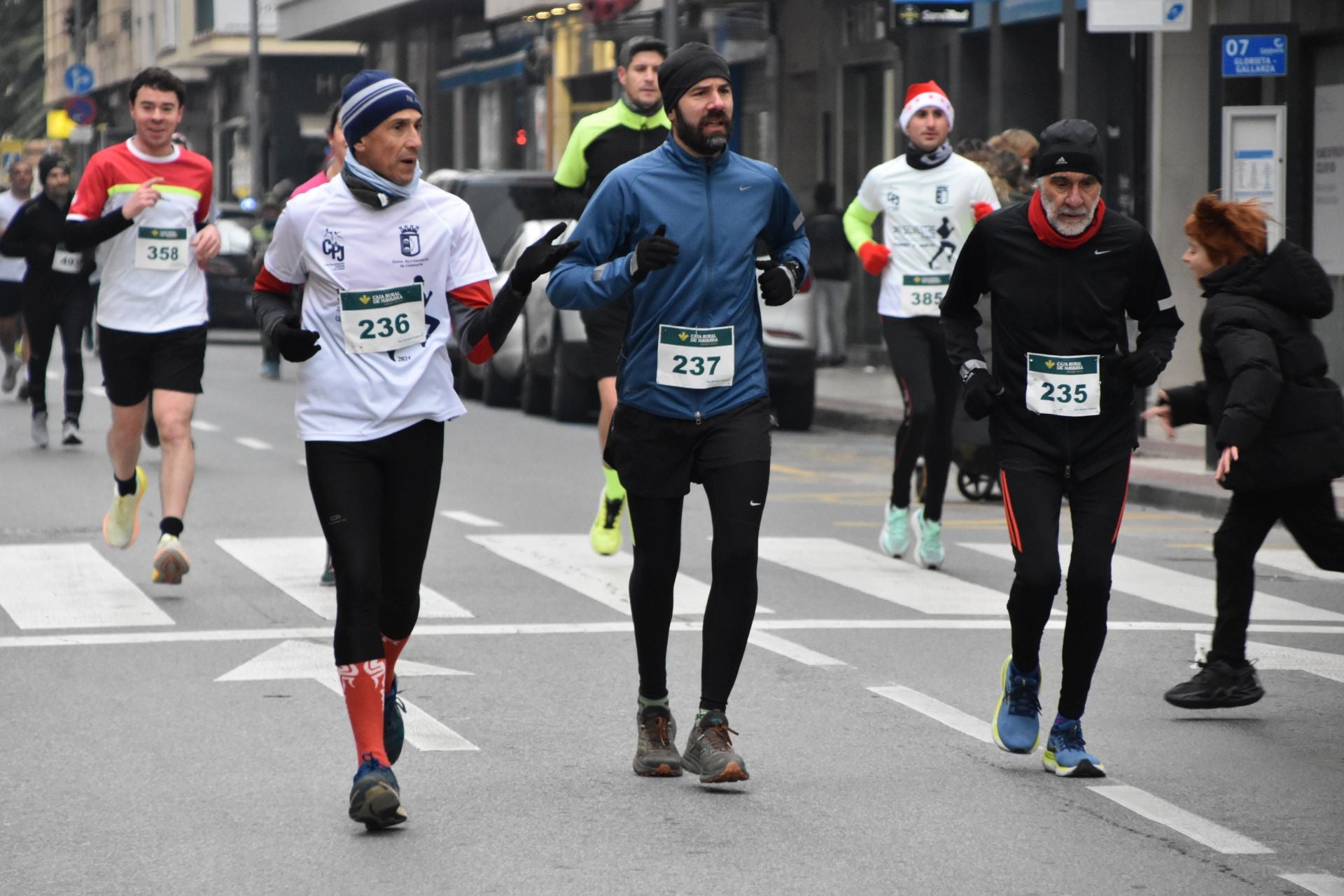 Los calagurritanos disfrutan la San Silvestre en la calle