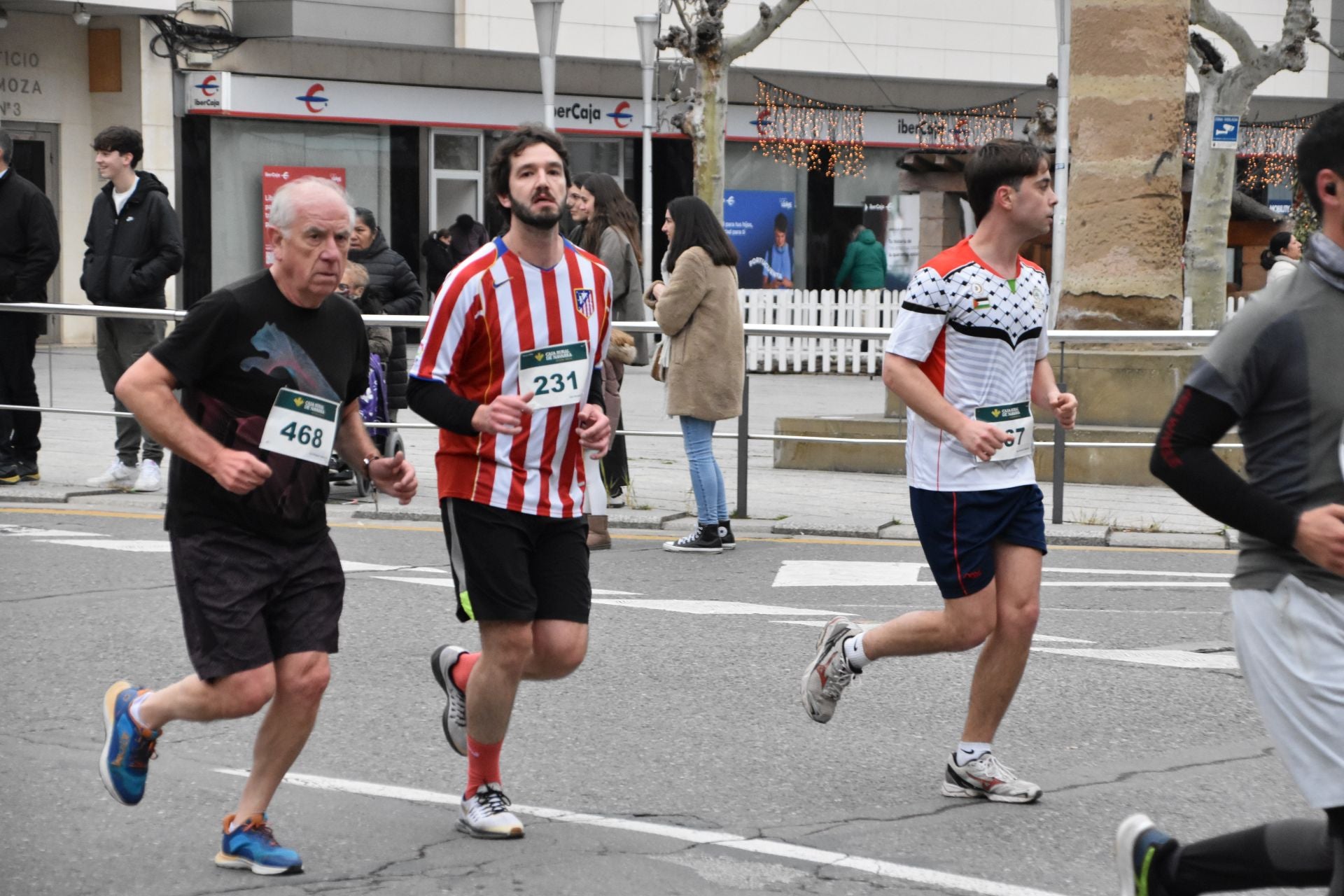 Los calagurritanos disfrutan la San Silvestre en la calle