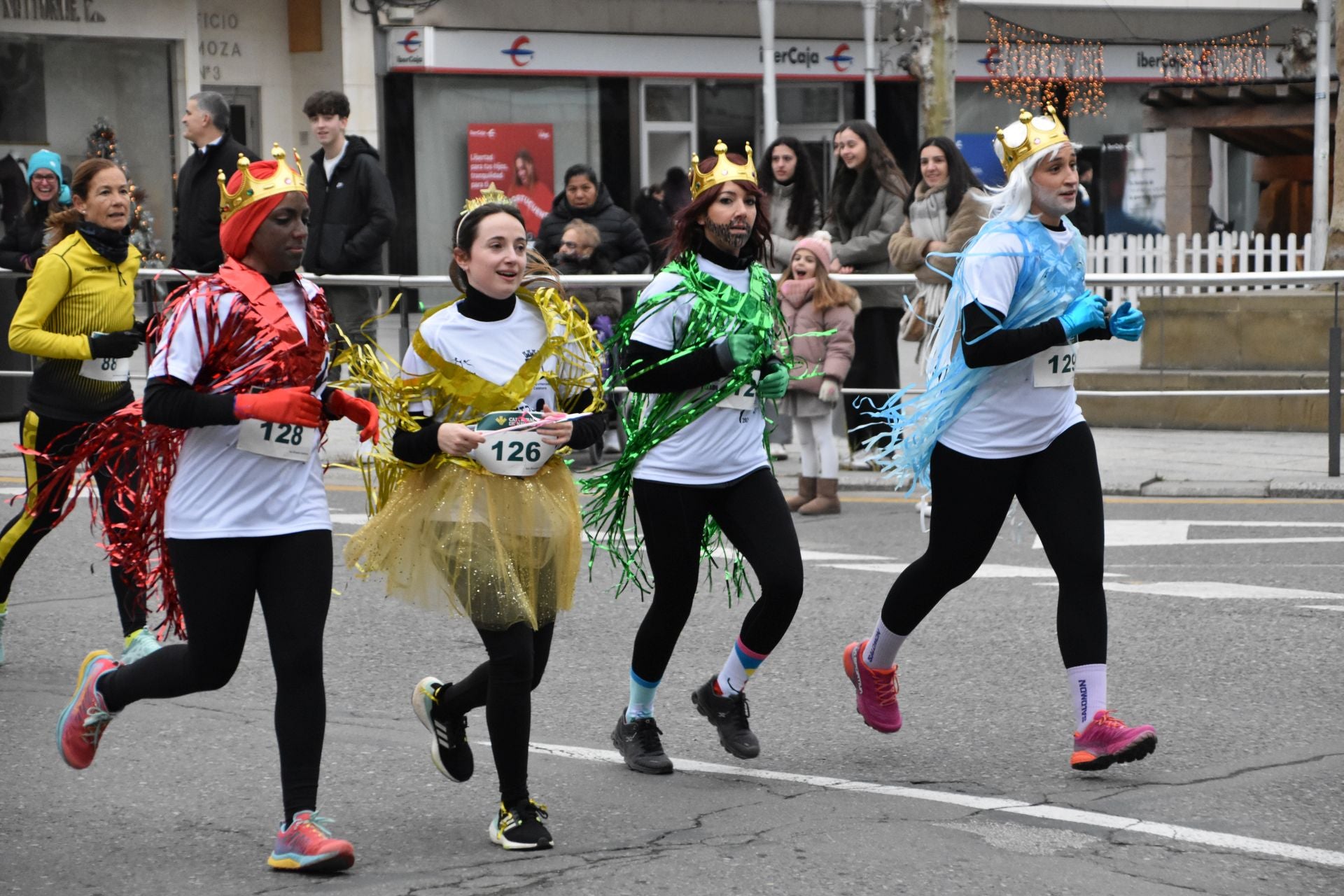 Los calagurritanos disfrutan la San Silvestre en la calle