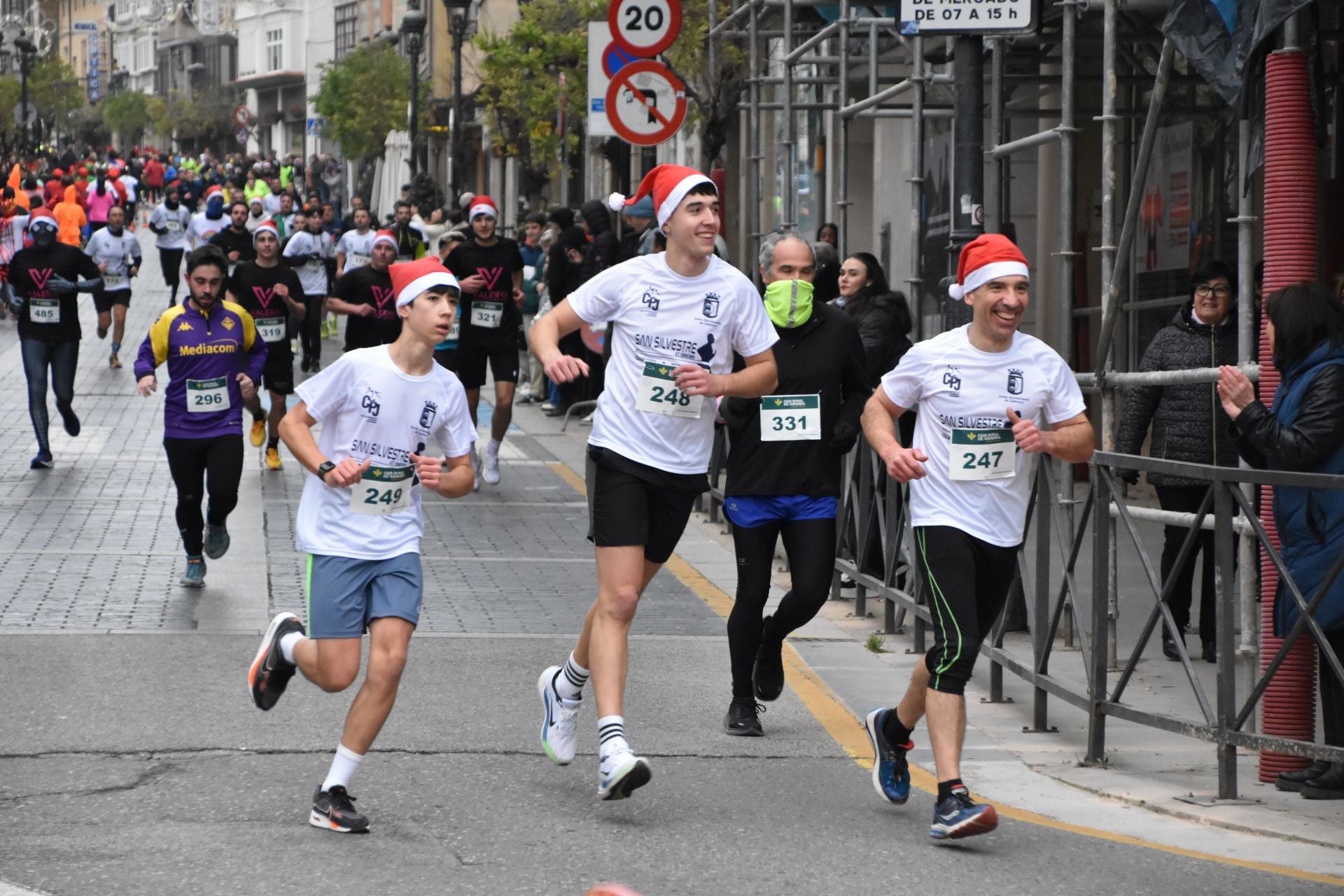 Los calagurritanos disfrutan la San Silvestre en la calle
