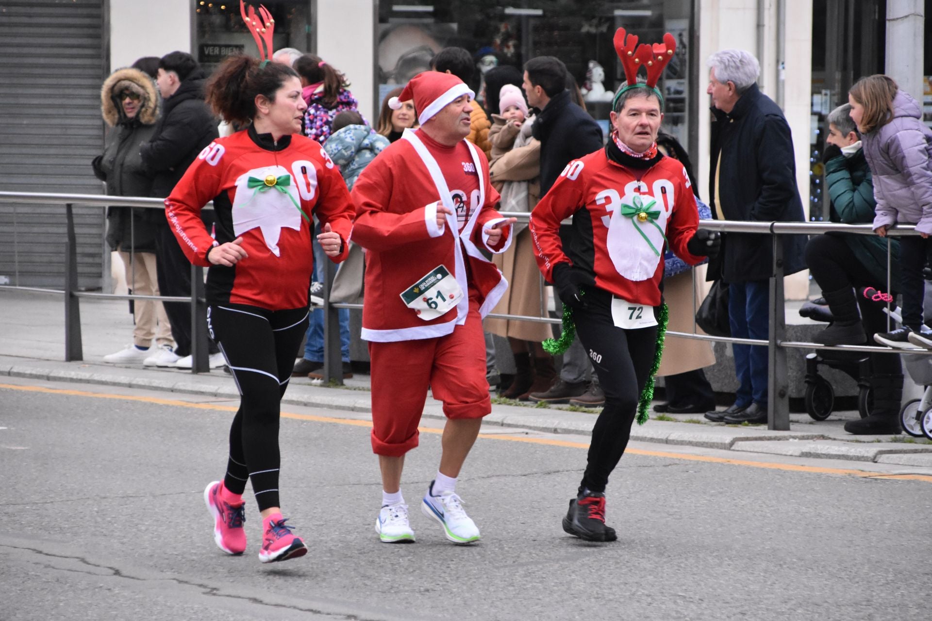 Los calagurritanos disfrutan la San Silvestre en la calle