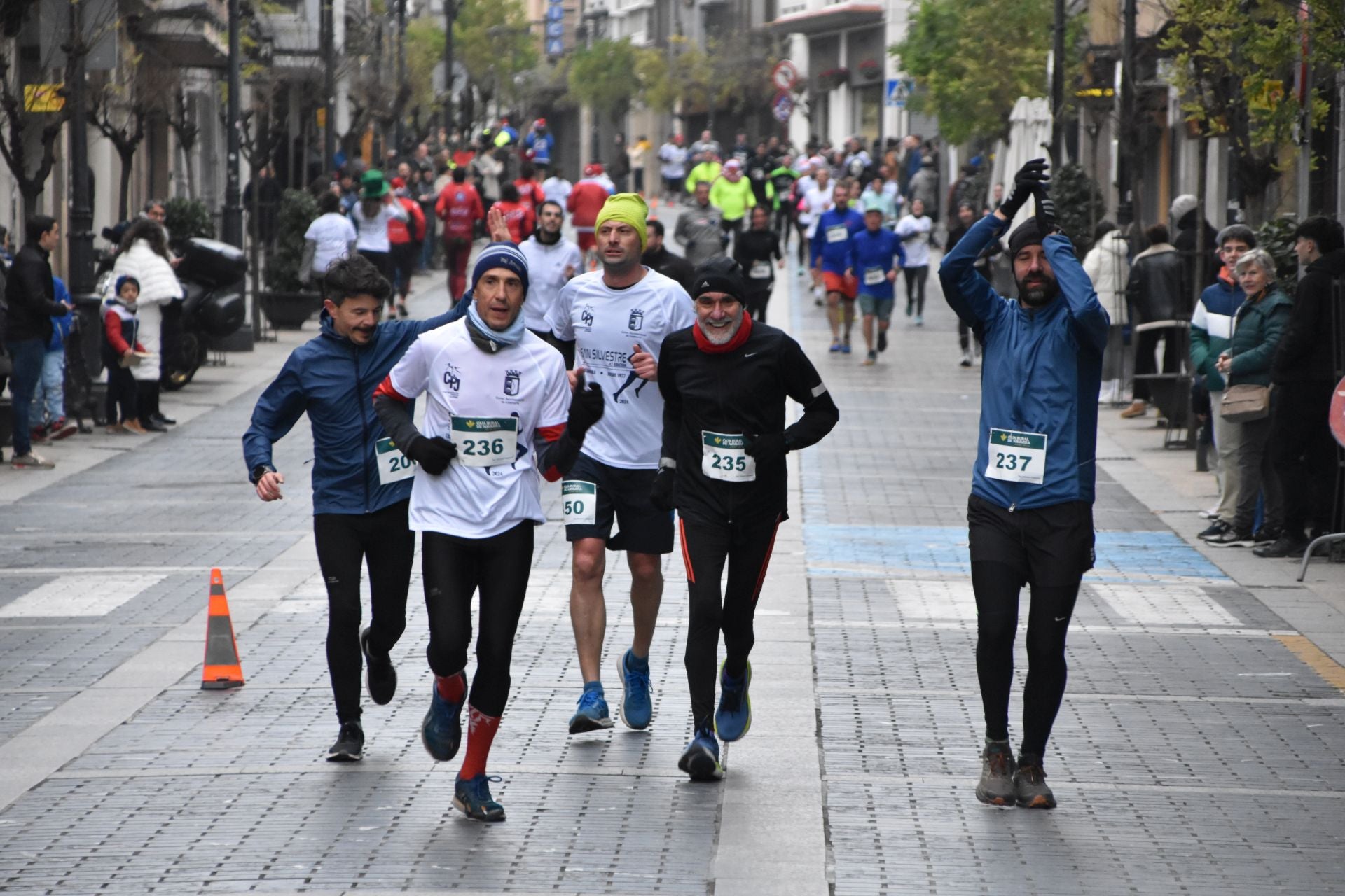 Los calagurritanos disfrutan la San Silvestre en la calle