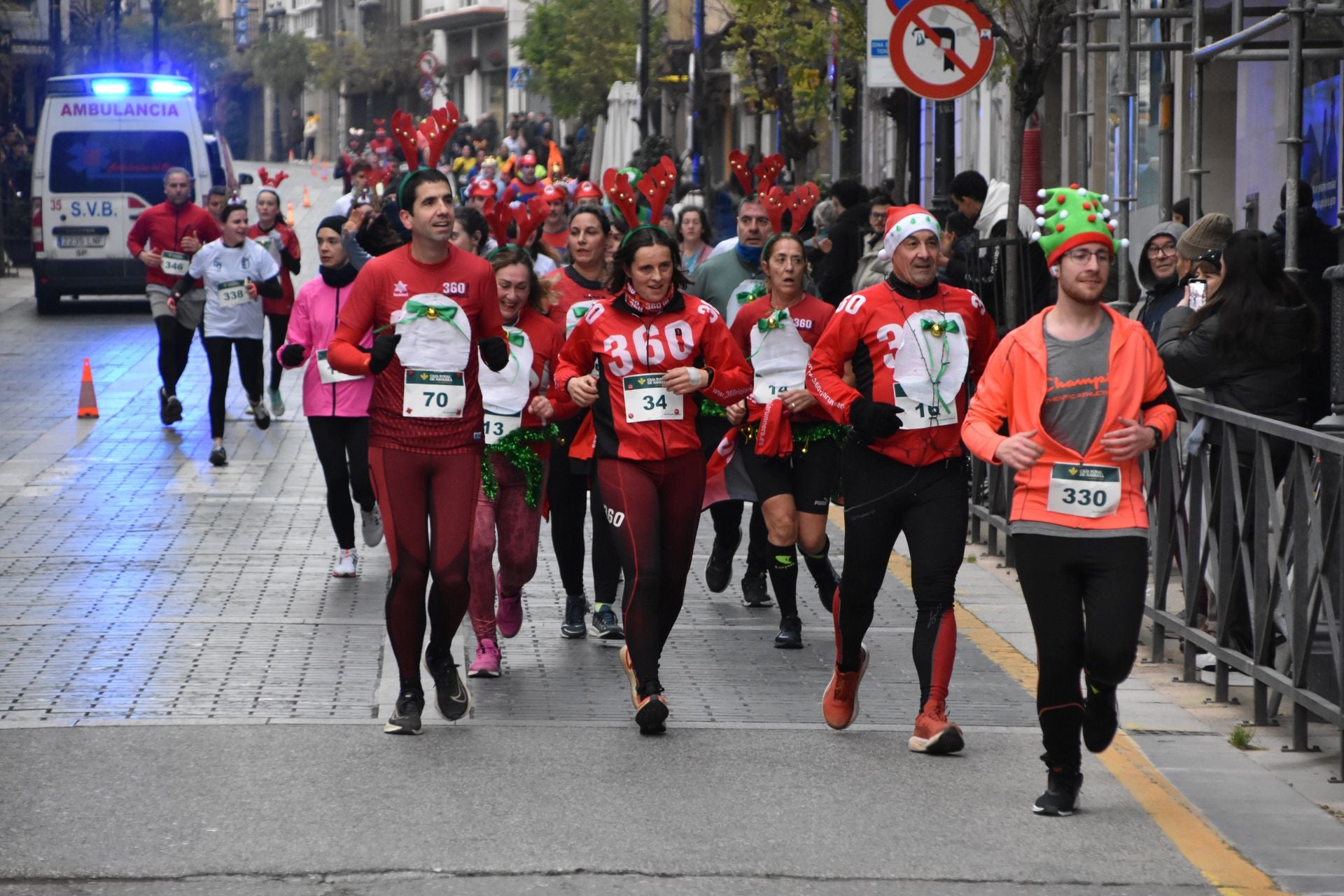 Los calagurritanos disfrutan la San Silvestre en la calle