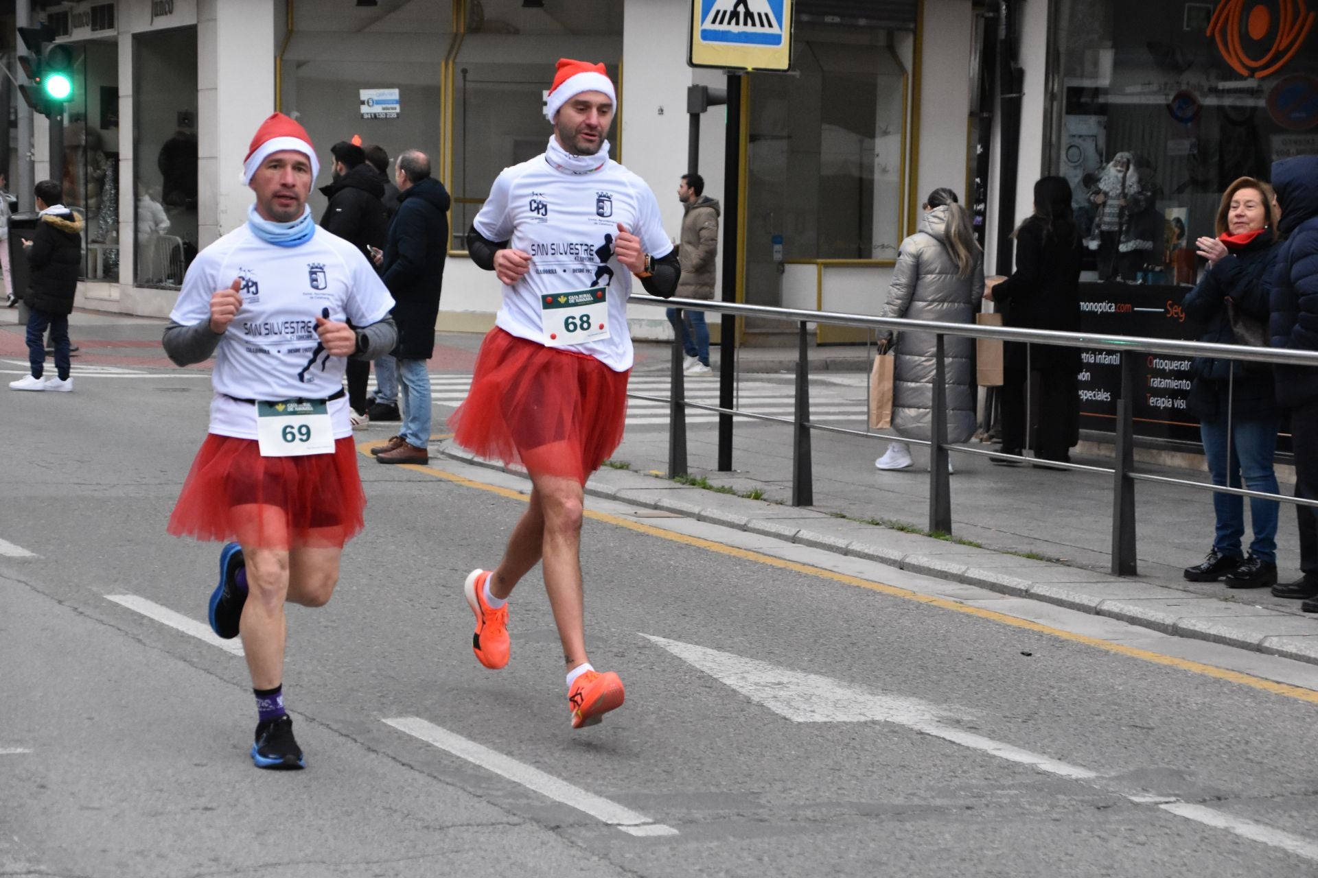 Los calagurritanos disfrutan la San Silvestre en la calle