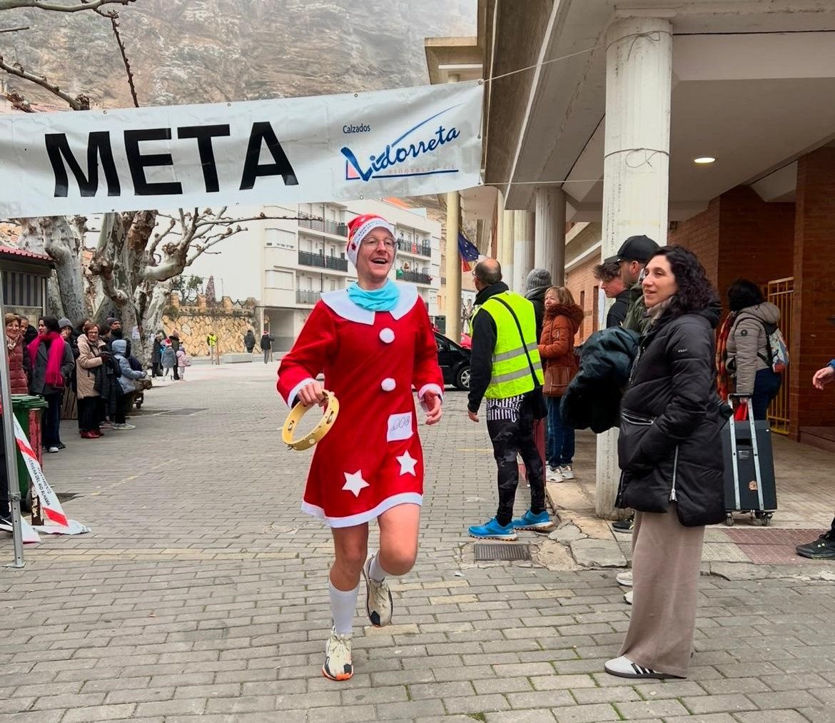 El ambiente festivo anima la San Silvestre de Cervera