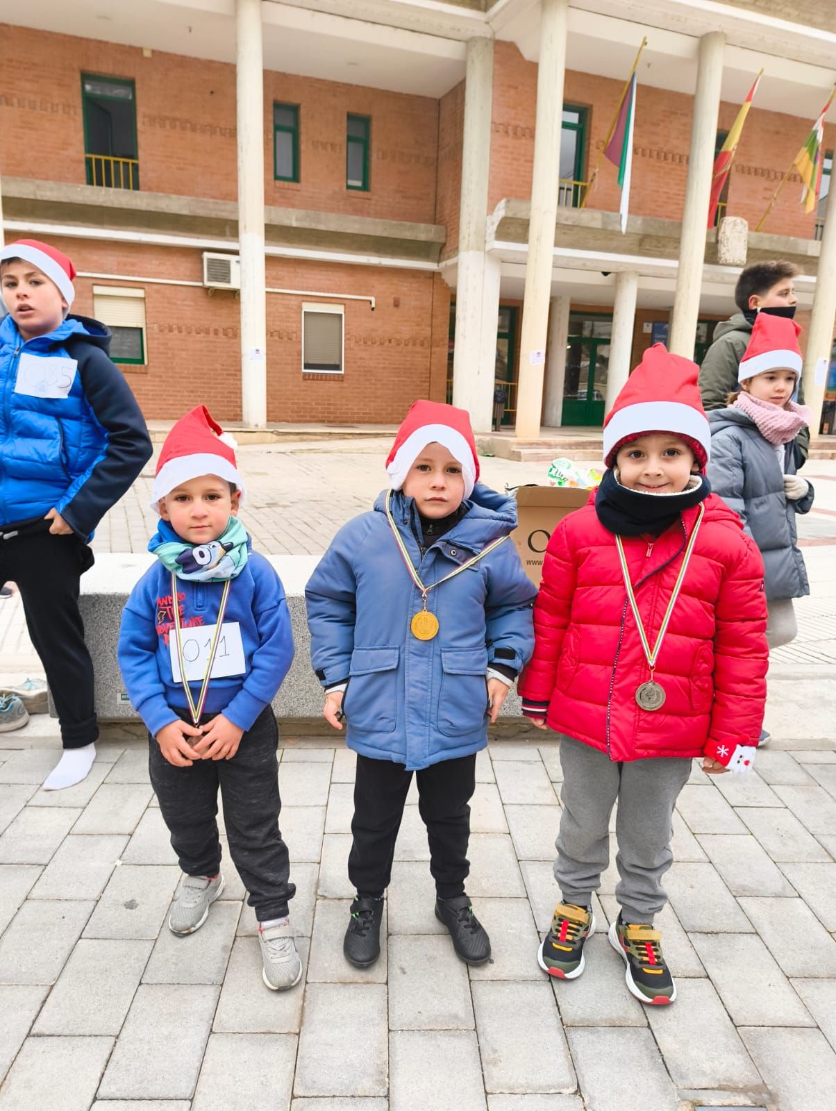 El ambiente festivo anima la San Silvestre de Cervera