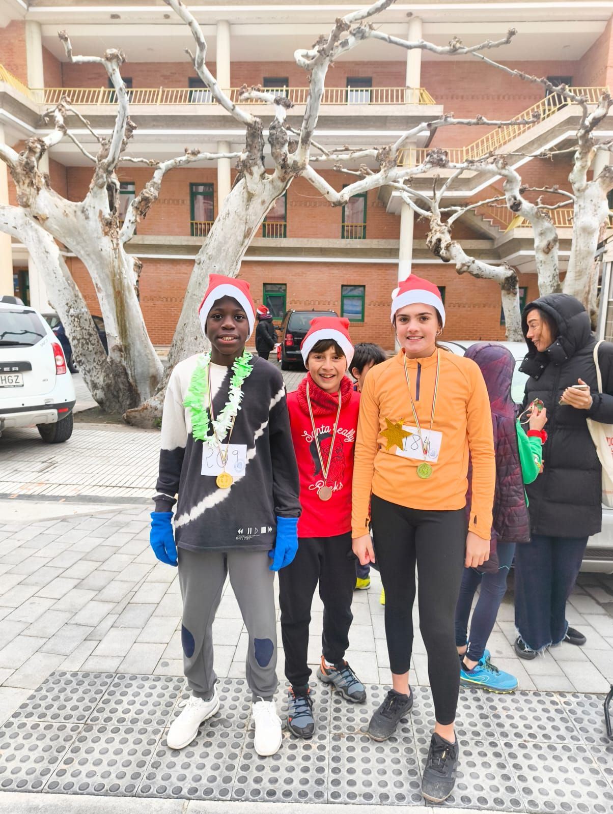 El ambiente festivo anima la San Silvestre de Cervera