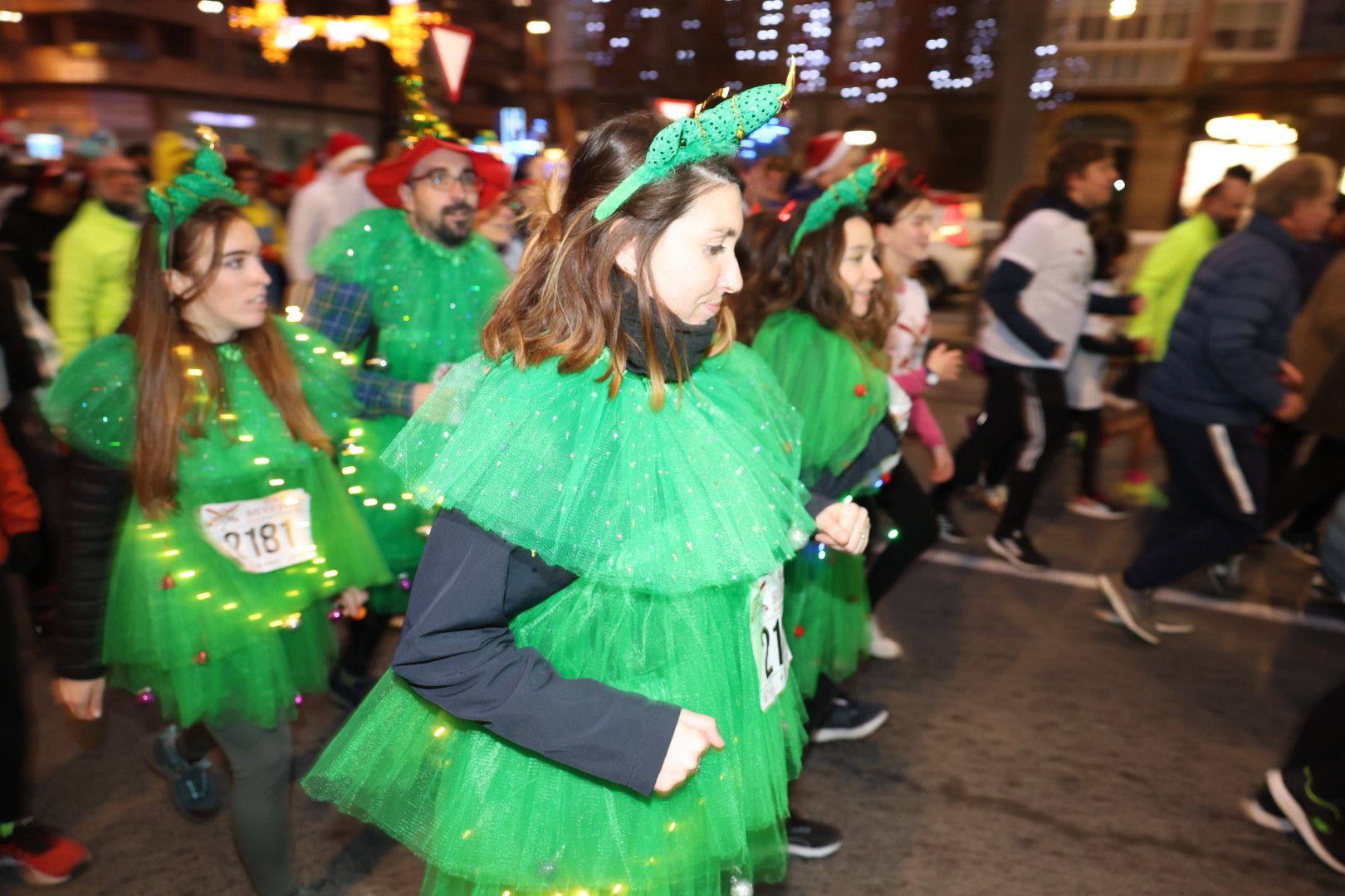 Los logroñeses no escatimaron en complementos para la San Silvestre Popular