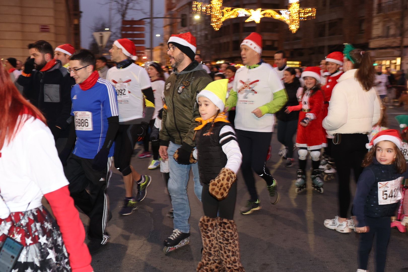 Los logroñeses no escatimaron en complementos para la San Silvestre Popular