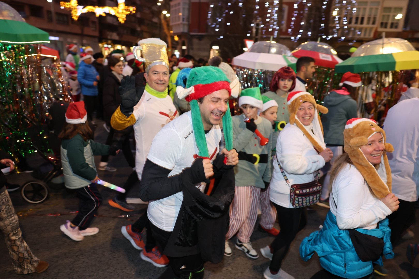 Los logroñeses no escatimaron en complementos para la San Silvestre Popular