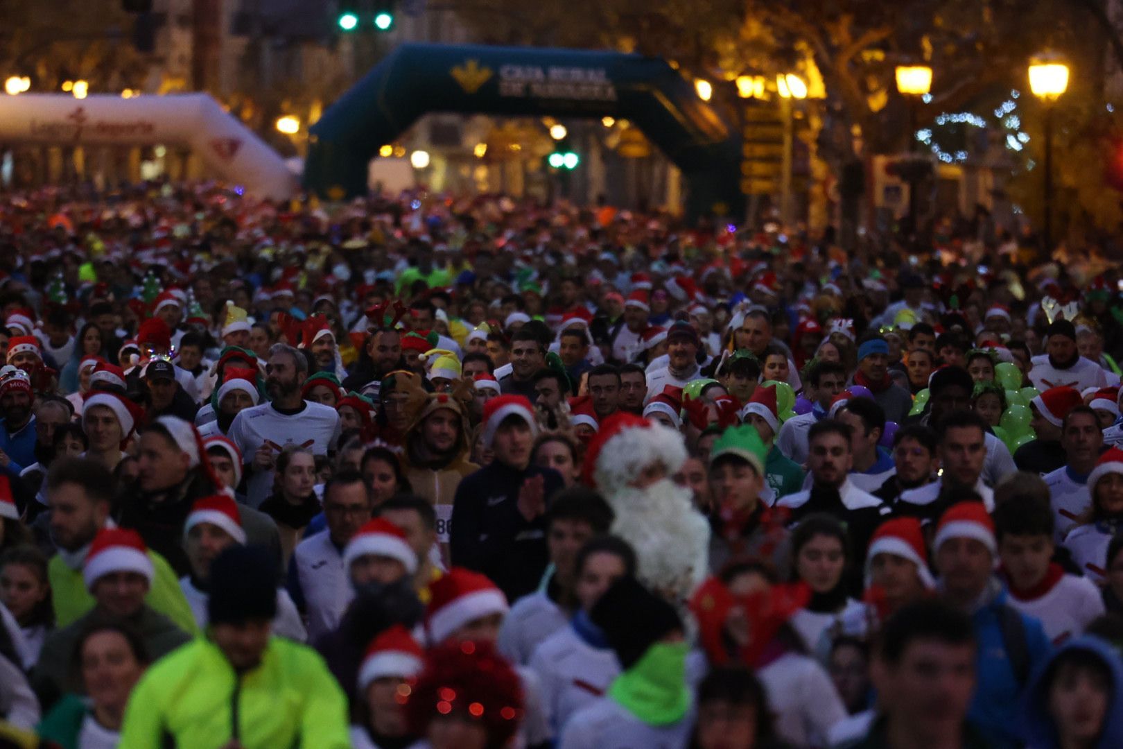 Los logroñeses no escatimaron en complementos para la San Silvestre Popular
