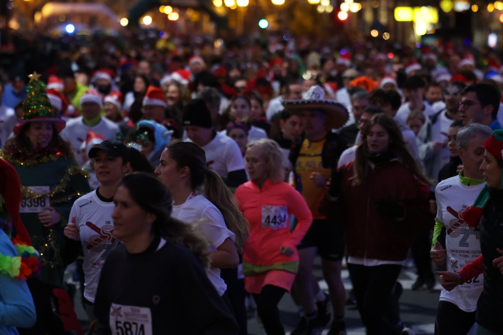 Los logroñeses no escatimaron en complementos para la San Silvestre Popular