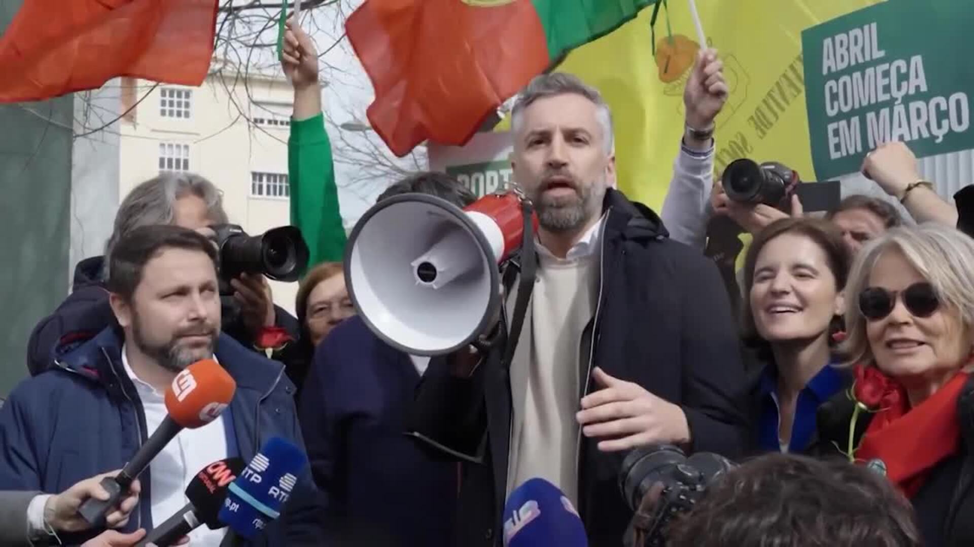 Los principales candidatos votan en las elecciones anticipadas de Portugal