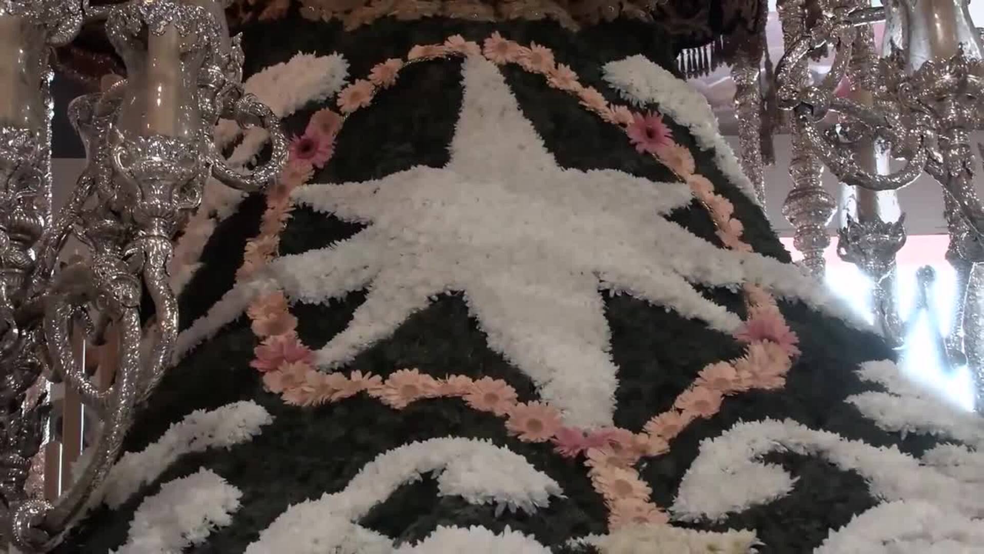 La Virgen de las Penas de Málaga vuelve a lucir un manto elaborado con elementos florales