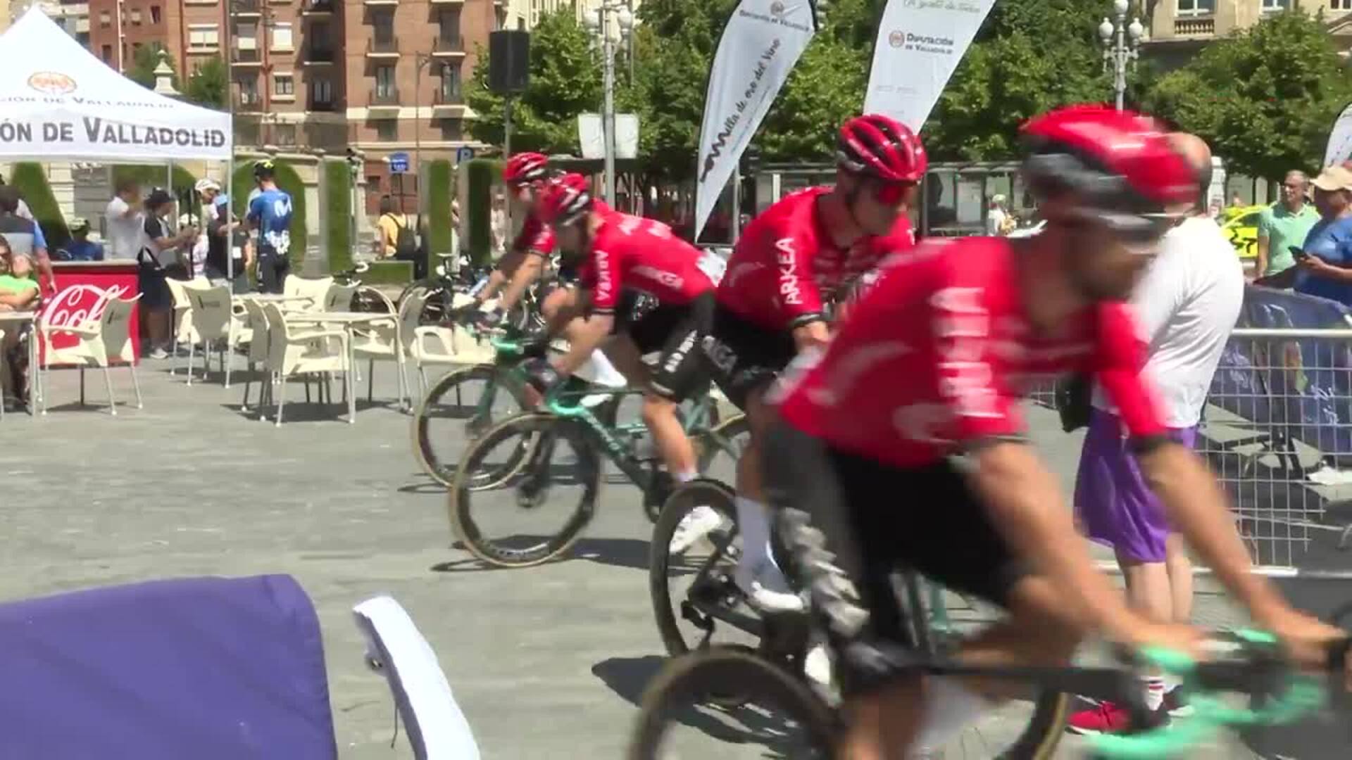 Más de un centenar de ciclistas toma la salida en Valladolid en la Clásica Internacional a CyL