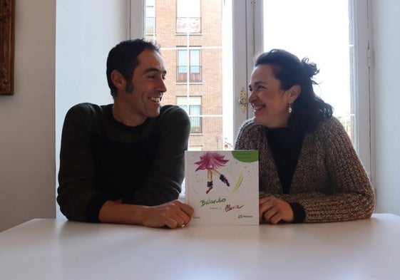 Sergio y Ainara sostienen en sus manos su proyecto 'Bailando sobre la lluvia'.