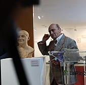 El payaso Viyuela ante el Viyuela de escayola