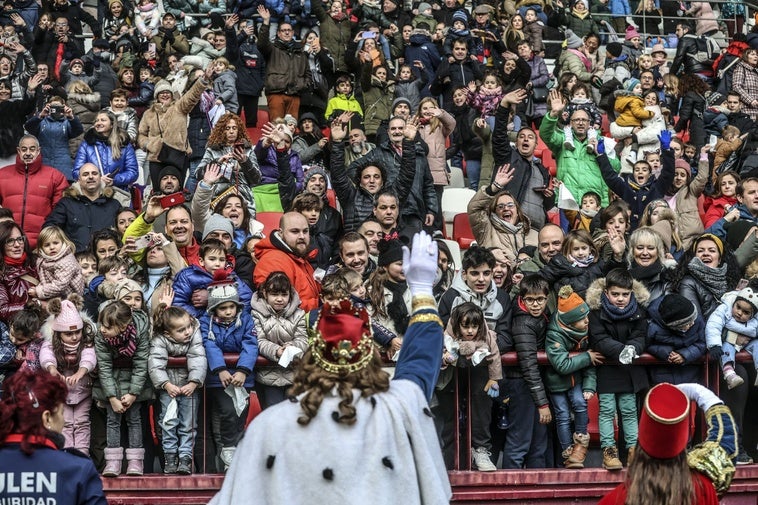 Gaspar dirigiéndose a niños y mayores logroñeses en el campo de fútbol el pasado 2024.