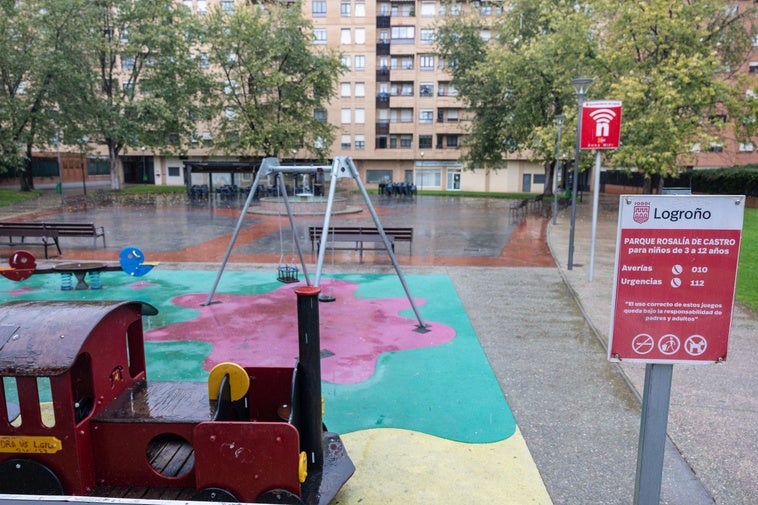 Juegos infantiles que serán renovados y cubiertos en el parque Rosalía de Castro de Cascajos.