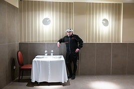 Txebiko posa ante mesa y mantel en uno de los rincones de su nuevo restaurante.