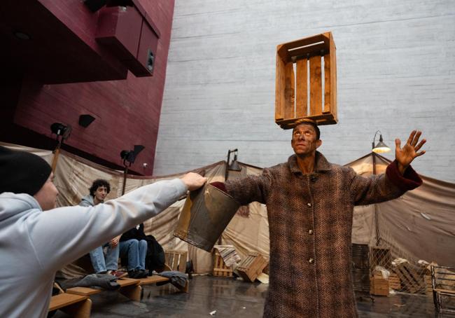 Jean Philippe Kikolas durante su representación de 'Calor' en el Centro de la Cultura del Rioja.