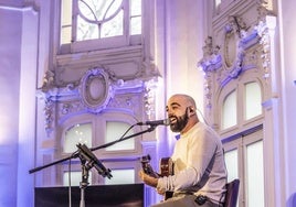 El artista onubenes José Carlos Escobar durante su concierto en el Café Cantante de Actual 2025, en el Círculo Logroñés.