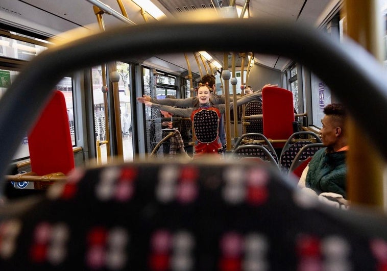Representación de 'Línea 13, autobús urbano', con Maya Salaverría y Miguel Carrera como protagonistas.