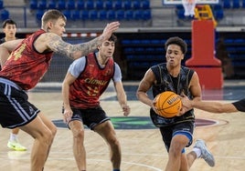 Kevin Torres entra a canasta ante Vladi Orlov en un entrenamiento.