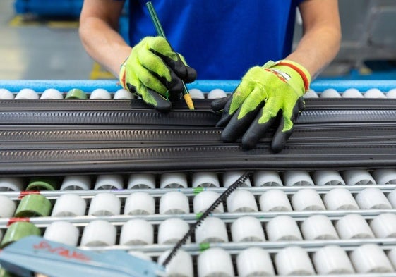 Un trabajador, durante su jornada en una empresa riojana.