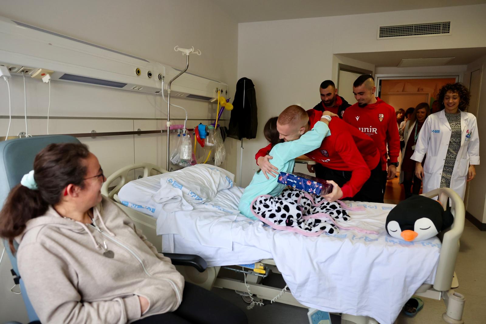 Los jugadores de la UDL visitan a los niños hospitalizados en el San Pedro