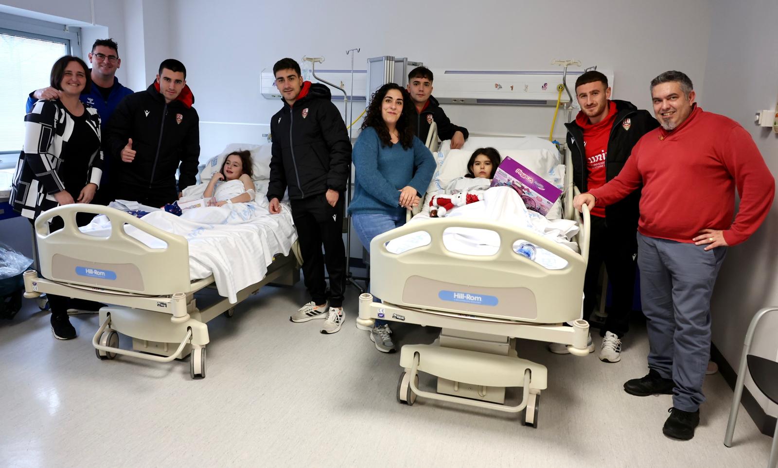 Los jugadores de la UDL visitan a los niños hospitalizados en el San Pedro