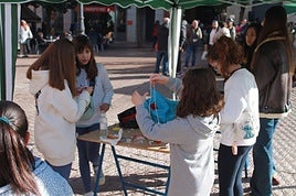 Dos niñas, en su puesto.