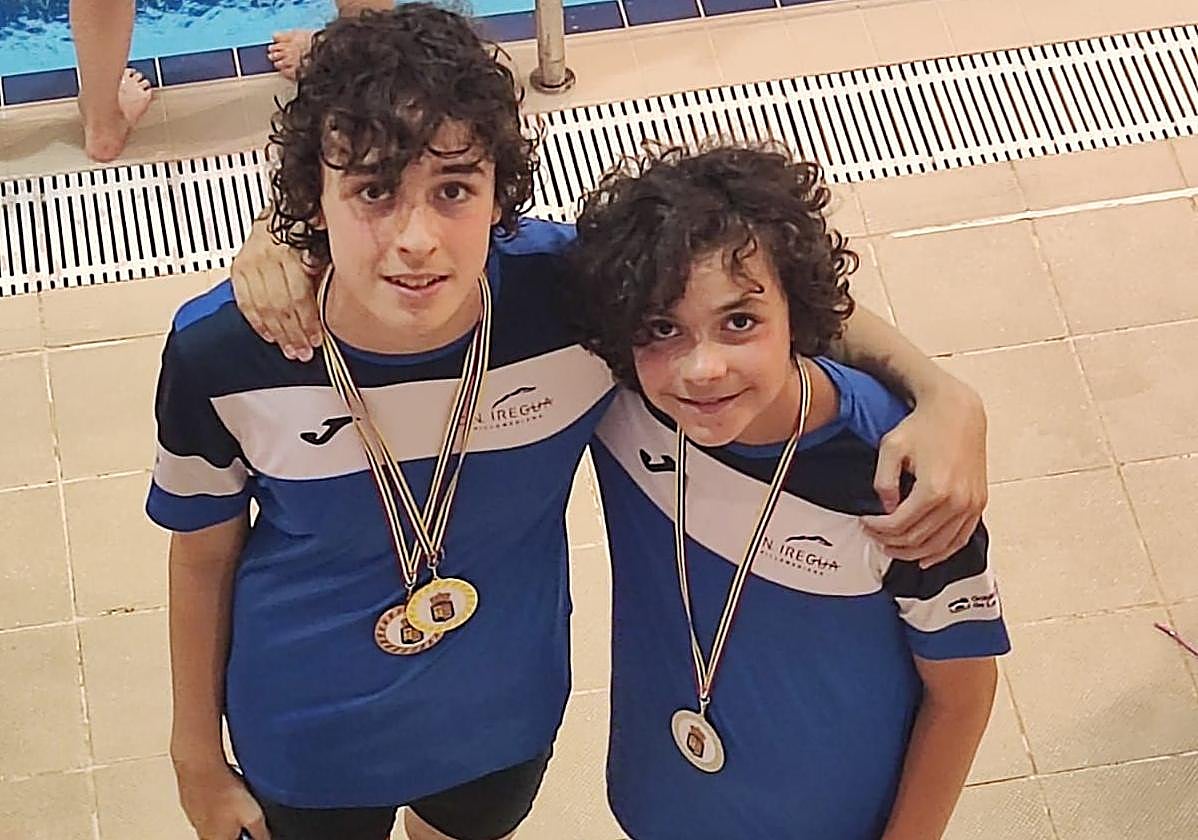 Daniel Simón (izquierda), junto a su hermano Martín, ambos del Club Natación Iregua.