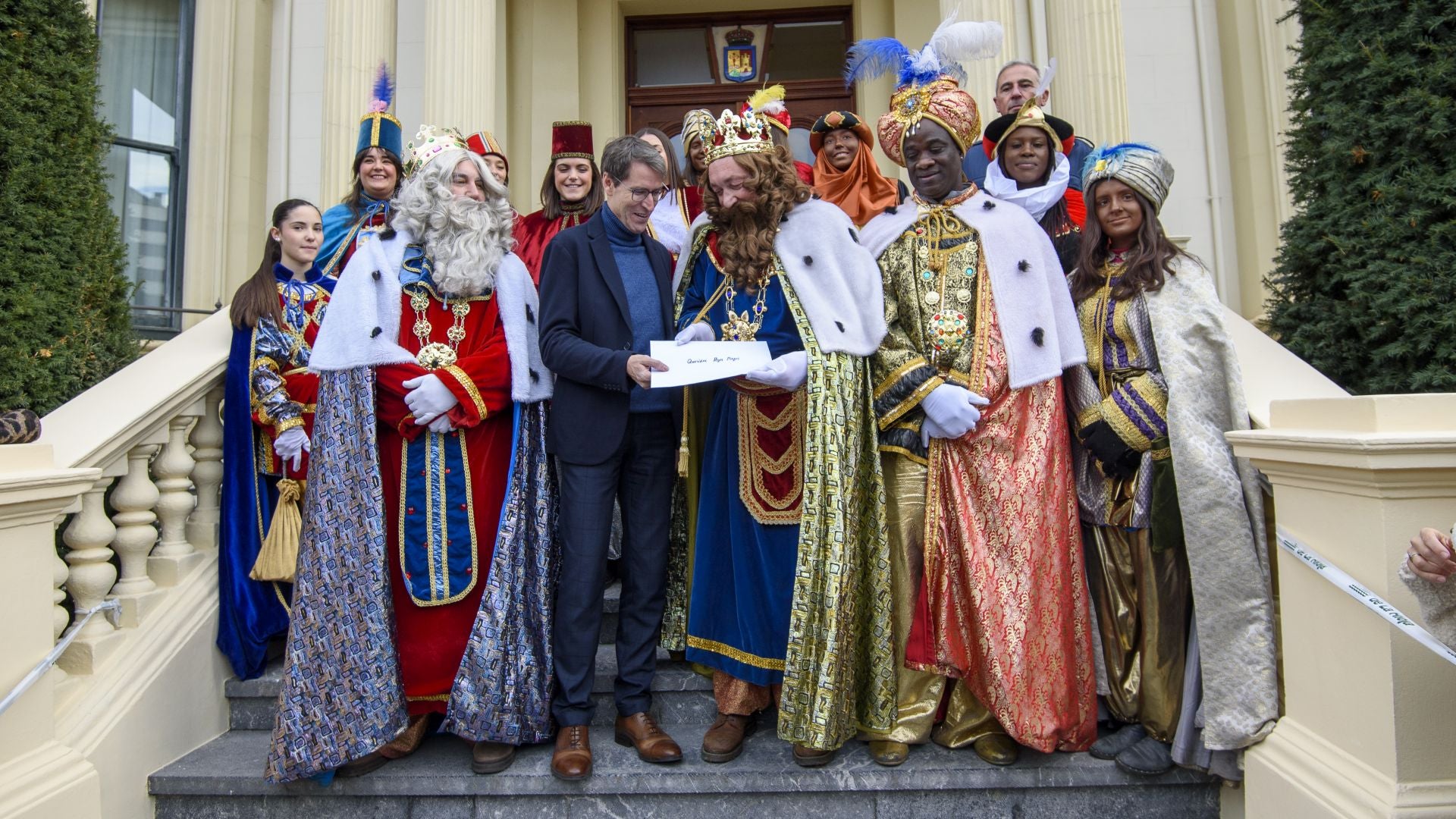 Capellán recibe a los Reyes Magos