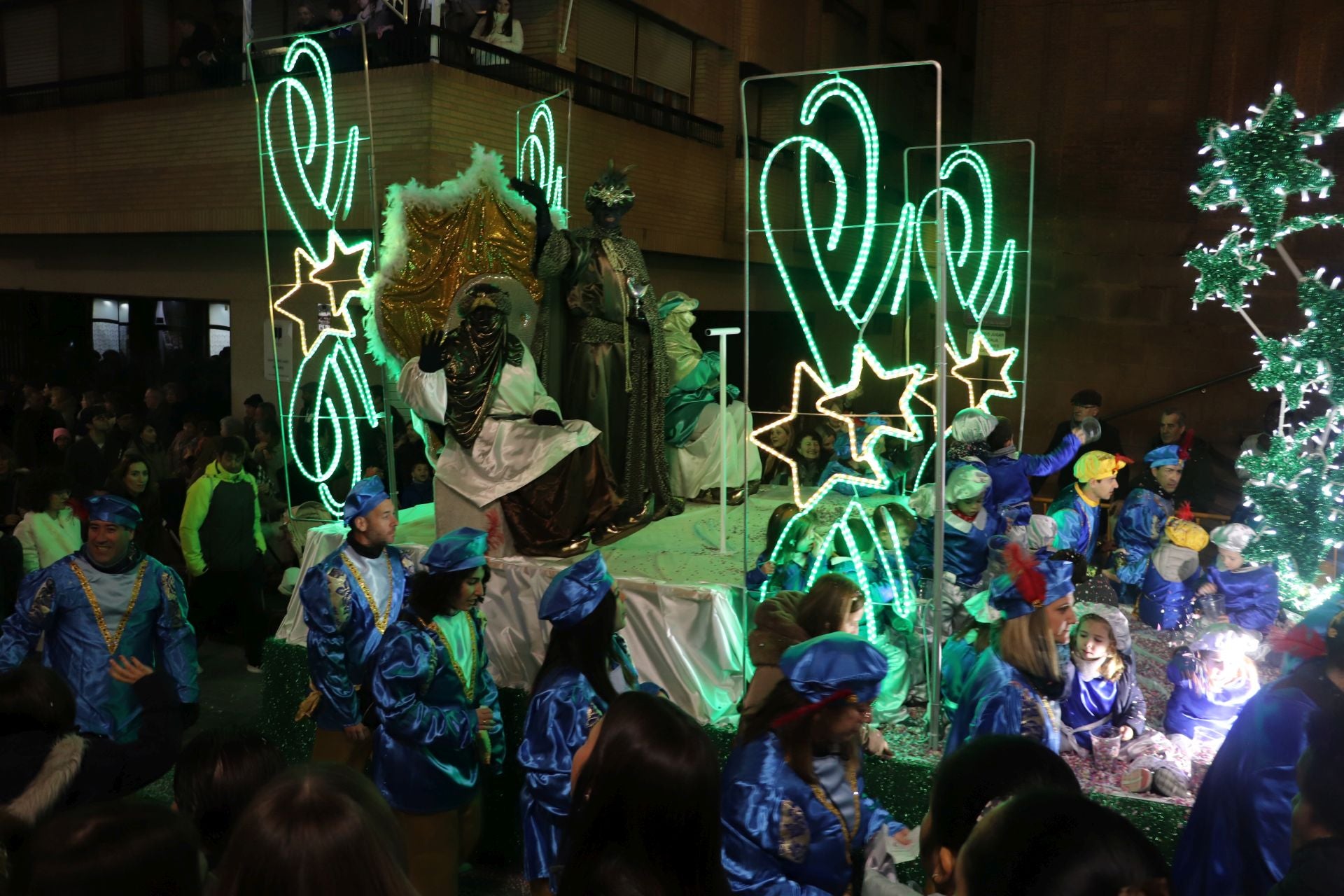En la ciudad de las cigüeñas se vivió la cabalgata con gran emoción.